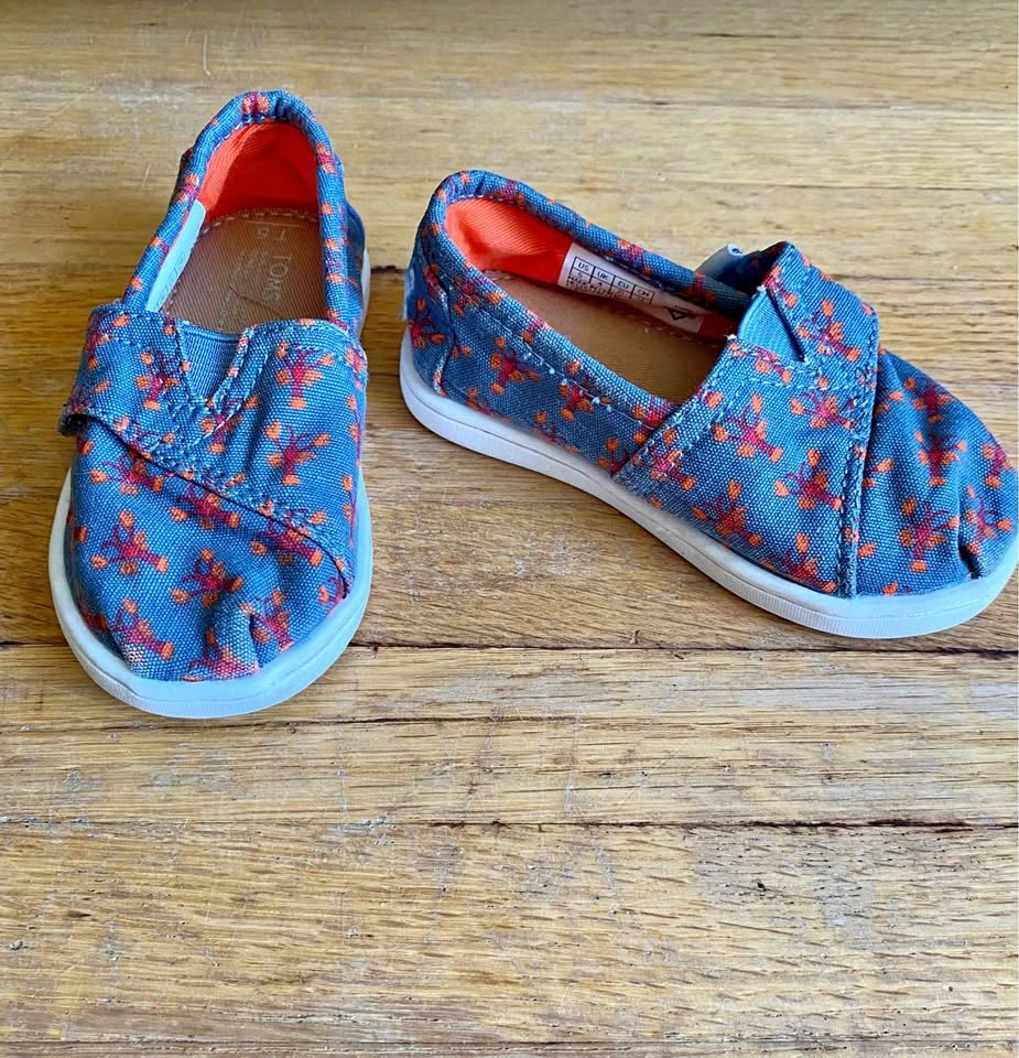 Toms classic blue lobster shoes size 5T
