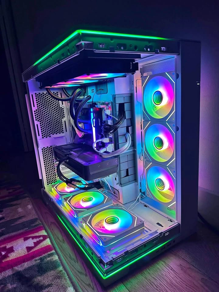 Black & White Gaming PC – RTX 5070 | Ryzen 5 9600X