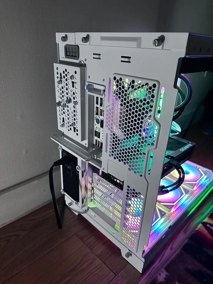 Black & White Gaming PC – RTX 5070 | Ryzen 5 9600X - photo 4