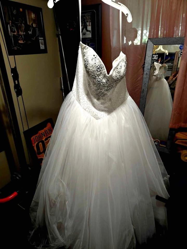 Beautiful white ballroom style wedding dress - Medium to XL