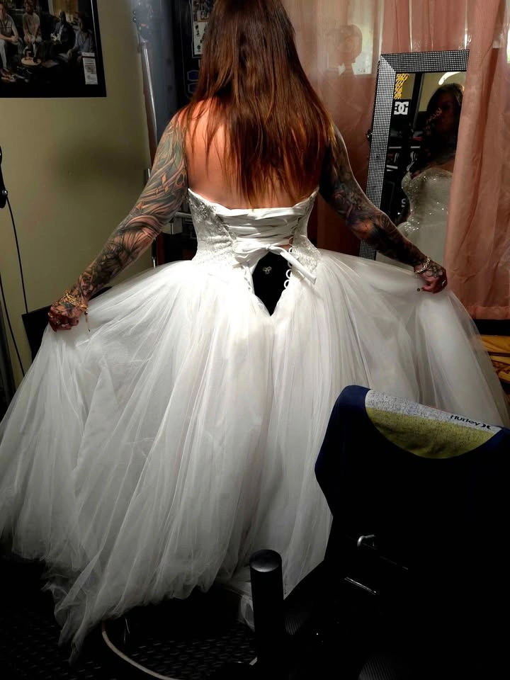 Beautiful white ballroom style wedding dress - Medium to XL - photo 3
