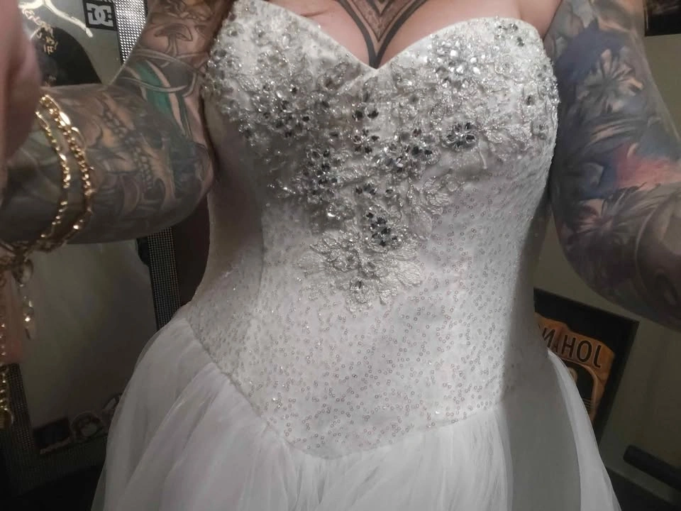 Beautiful white ballroom style wedding dress - Medium to XL - photo 4