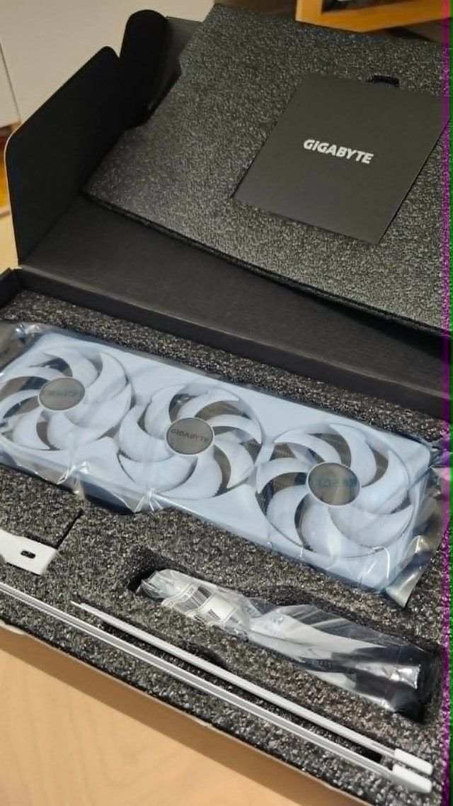 GIGABYTE RTX 5070 Ti White EAGLE OC ICE SFF 16G Graphics Card - photo 2