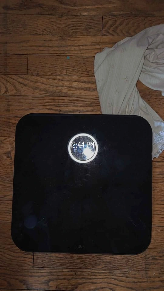 Fitbit smart scale - photo 2