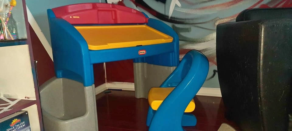 Little Tykes Art Desk