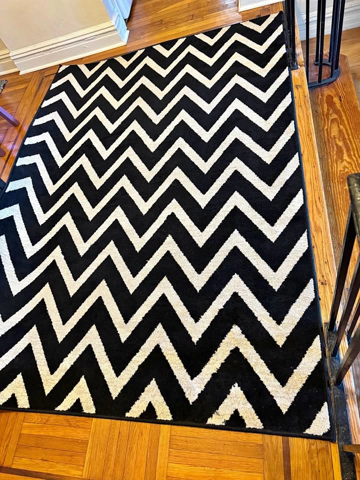 5x8 Area Rug – Black & White Chevron