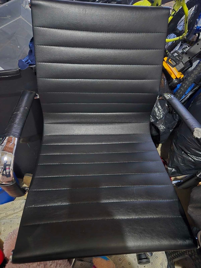 Eames Style Ribbed Office Chair