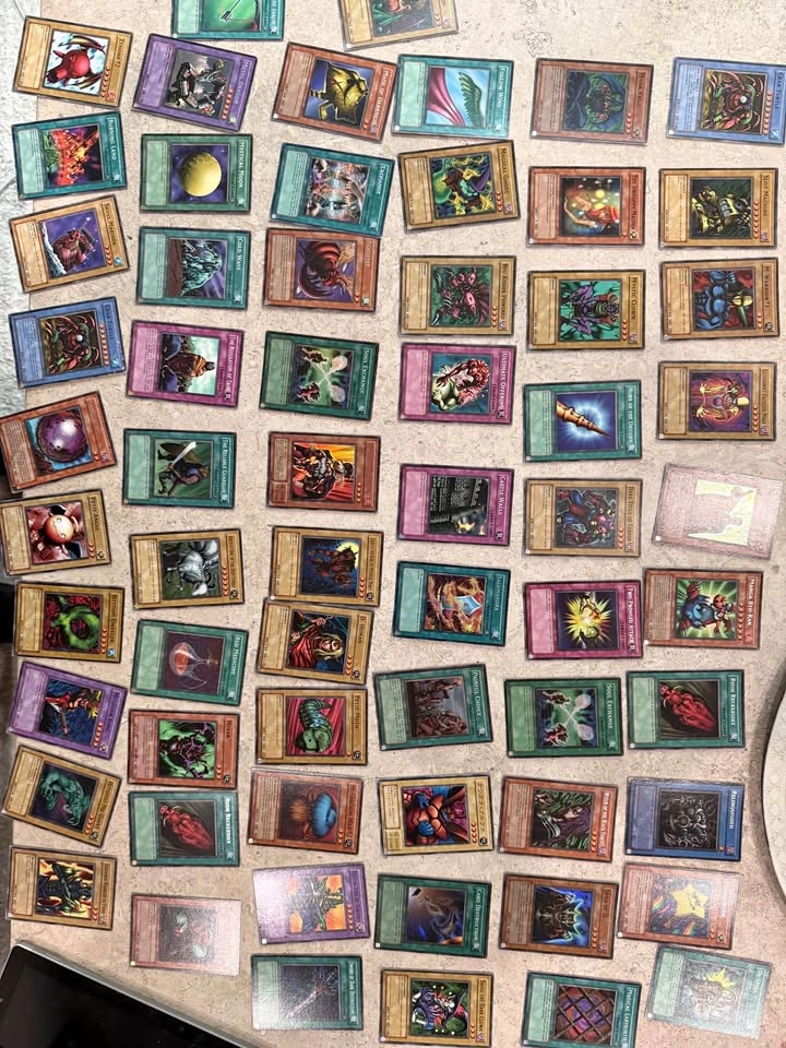 Lot of 200 Yugioh Cards - Read Description