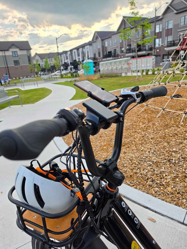 2025 RadWagon 5 Family Cargo E-Bike – Fully Loaded – Like New - photo 5