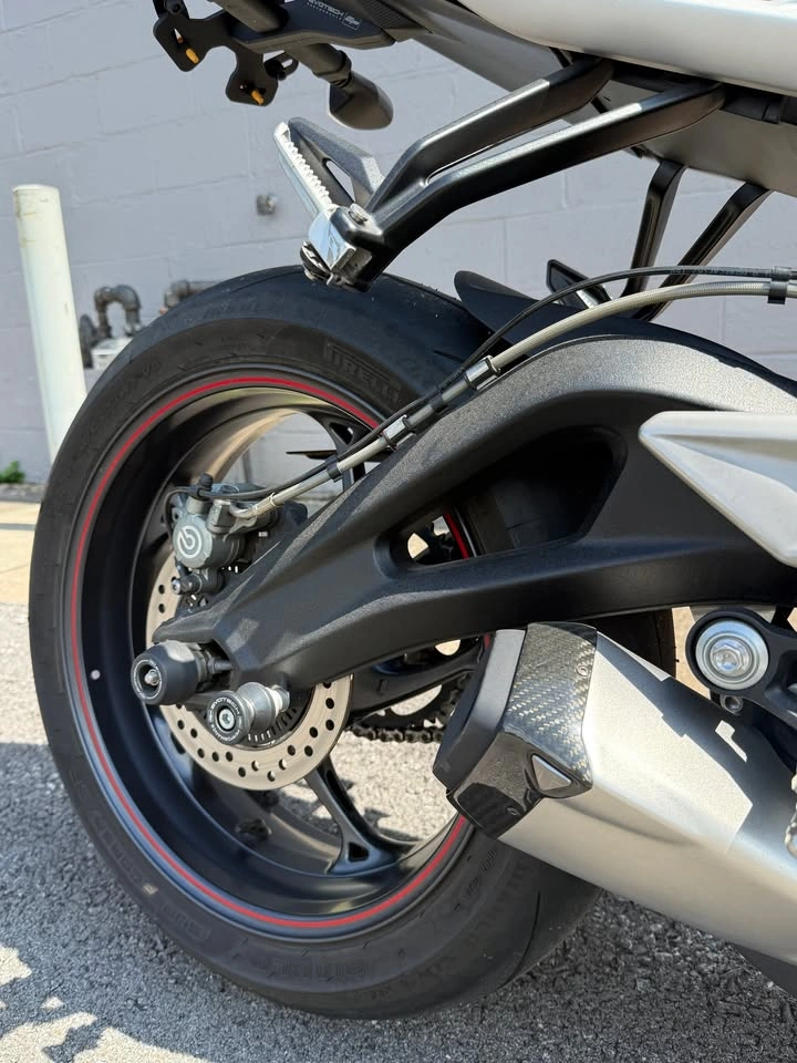 2021 Triumph Street Triple RS - photo 4