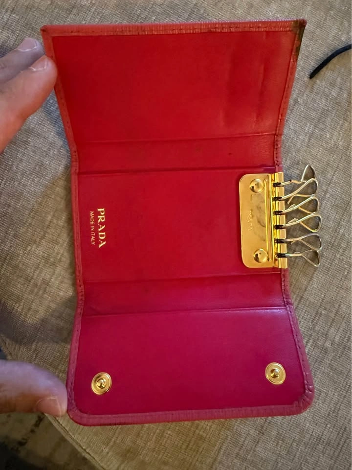 Authentic Prada Red Saffiano Leather 6-Key Holder / Key Case - photo 2