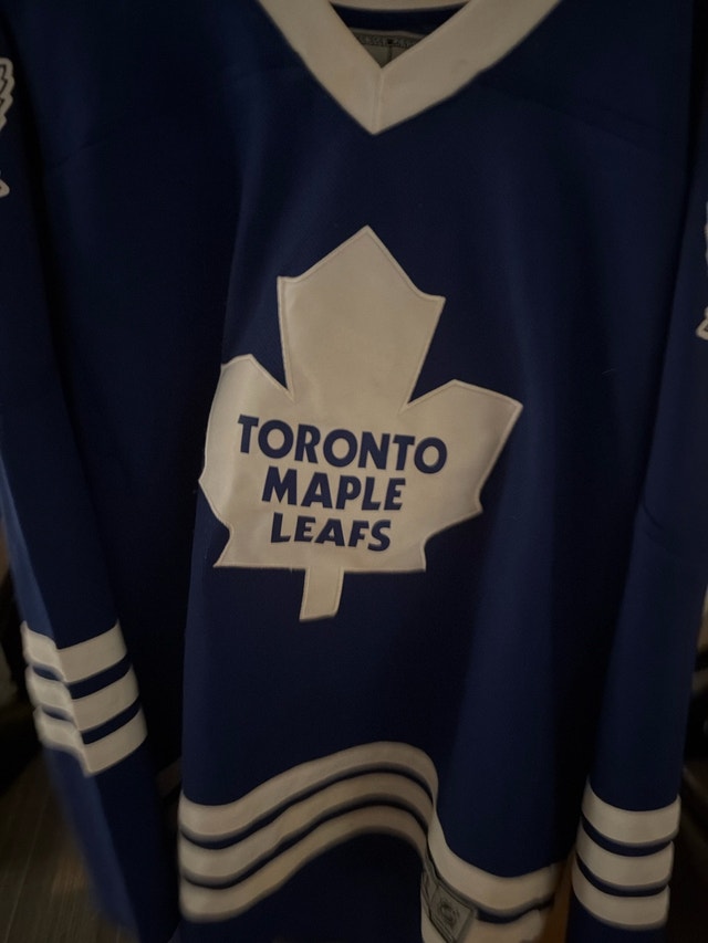 Large/Extra Large Toronto Maple Leafs Jersey