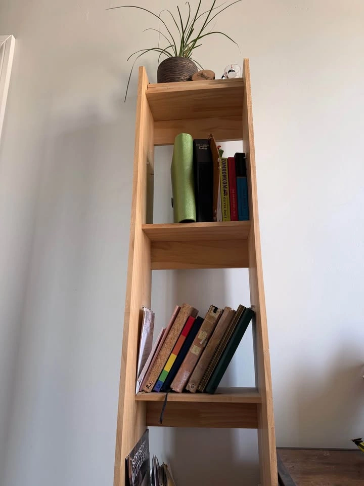 4 tier wooden bookshelf - photo 2