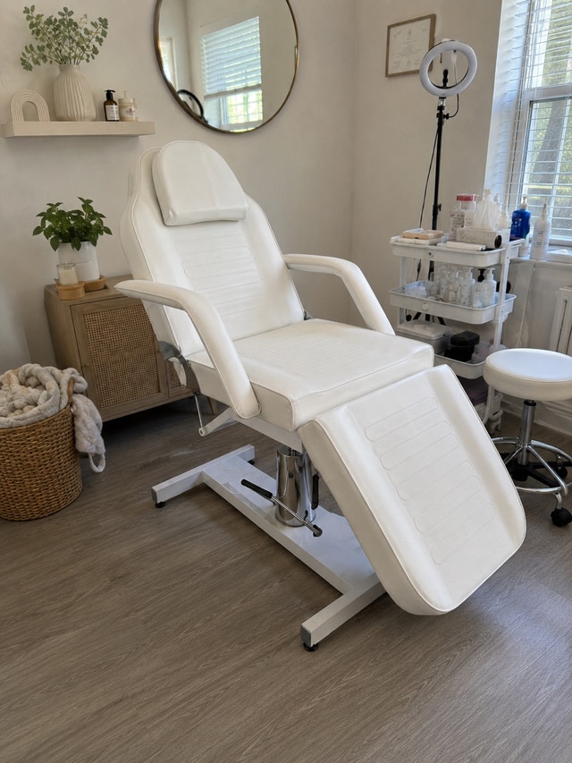 Hydraulic Beauty Chair / Treatment Bed