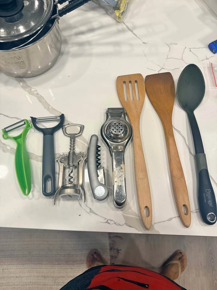 Kitchen Tools Bundle - grater, strainers, measuring cups, utensi