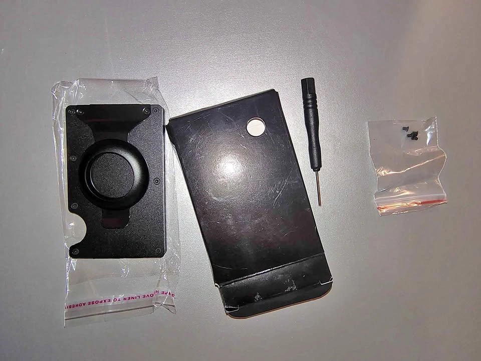 Minimalist Metal Wallet with AirTag Holder and Money Clip