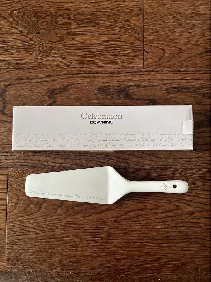 BNIB Bowring cake lifter