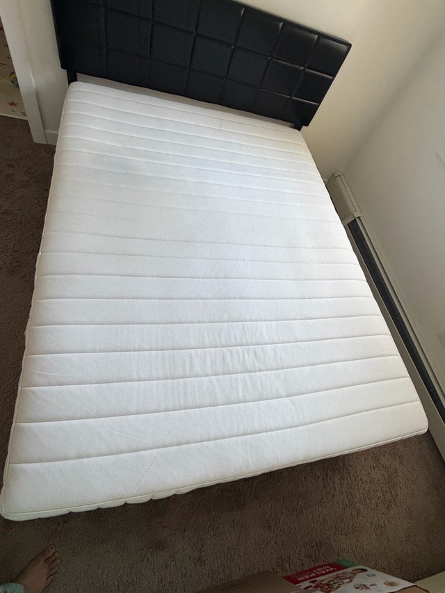 Queen size bed with mattress - photo 2