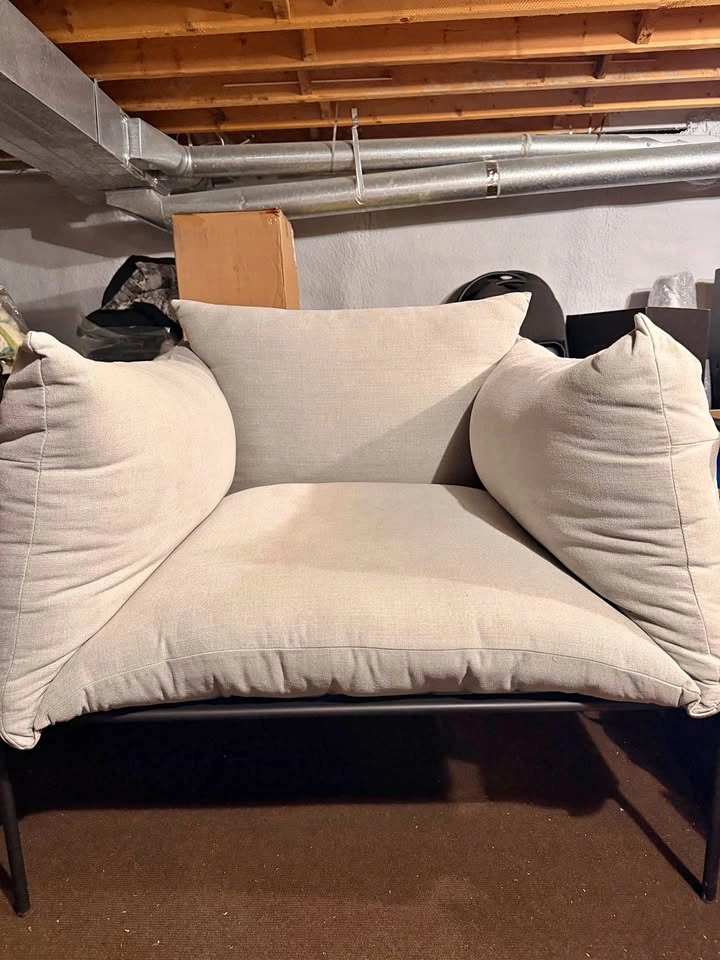 Modern Oversized Accent Chair – Never Used – Cream/Beige