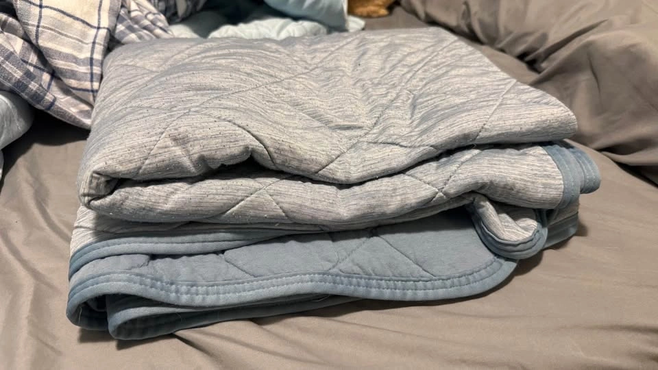 Below Zero Cooling Throw Blanket – Blue – Costco