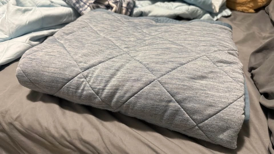Below Zero Cooling Throw Blanket – Blue – Costco - photo 2