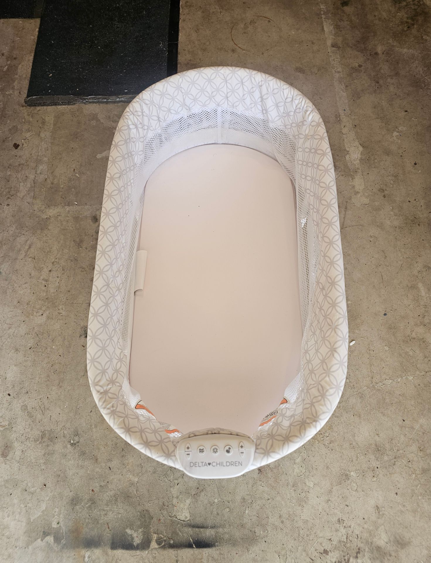 Delta Children Bassinet - photo 2