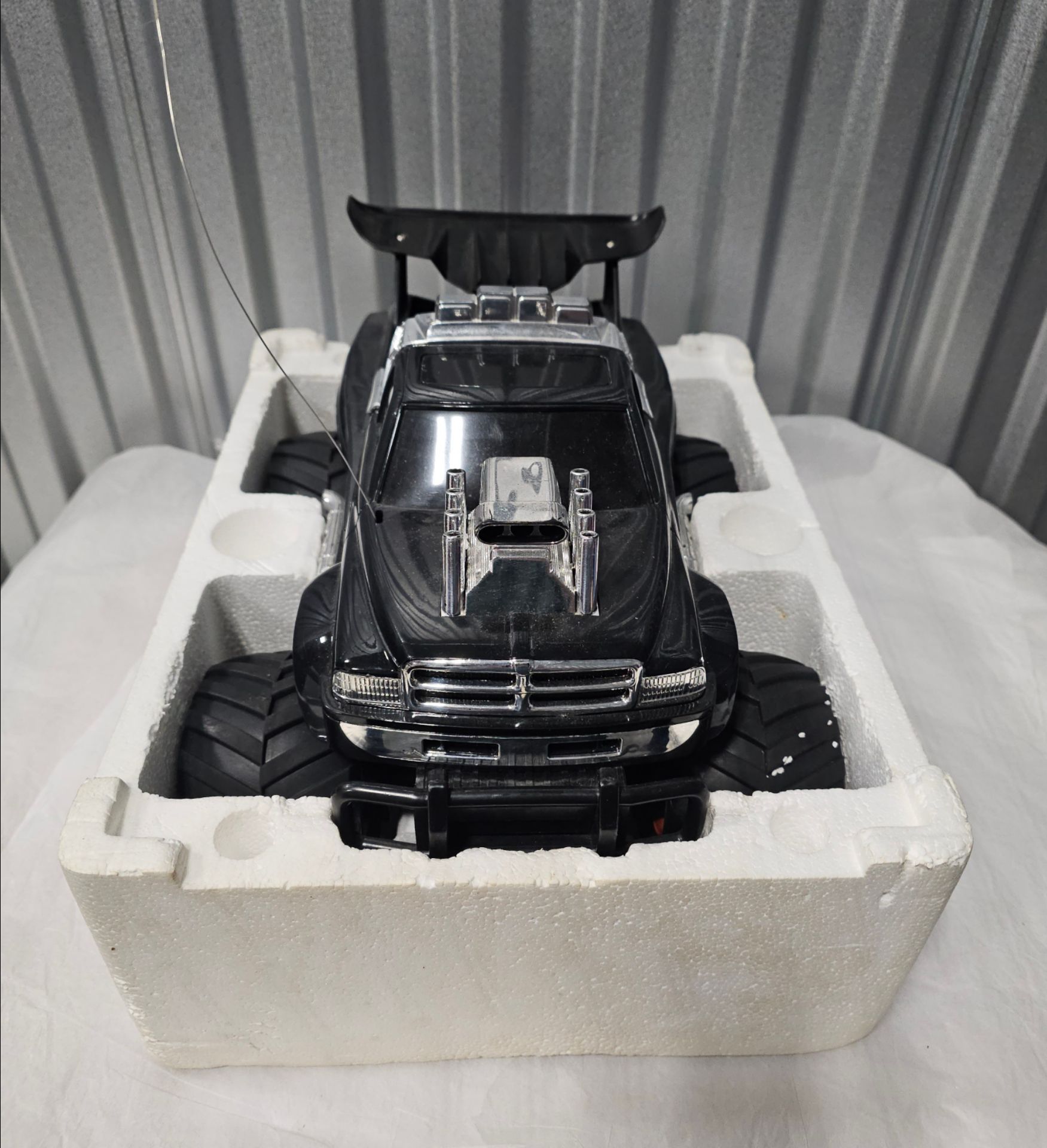 RadioShack Hot Machine Radio-Controlled RC Truck - photo 3