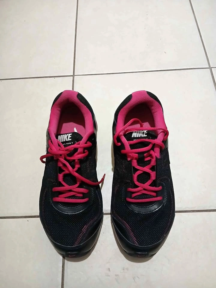 Size 10 Nike running shoes