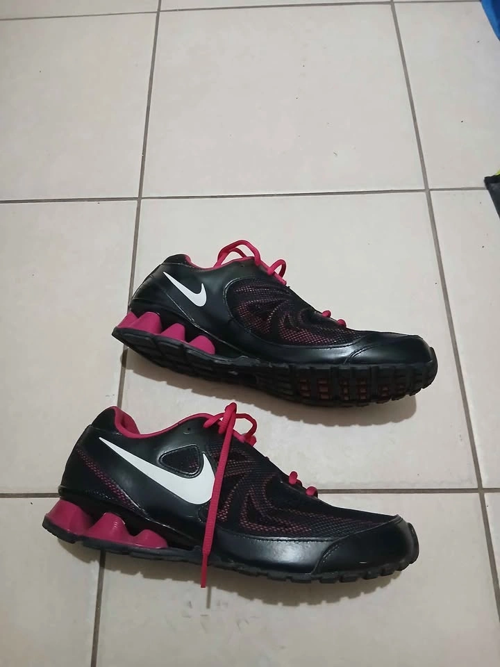Size 10 Nike running shoes - photo 2
