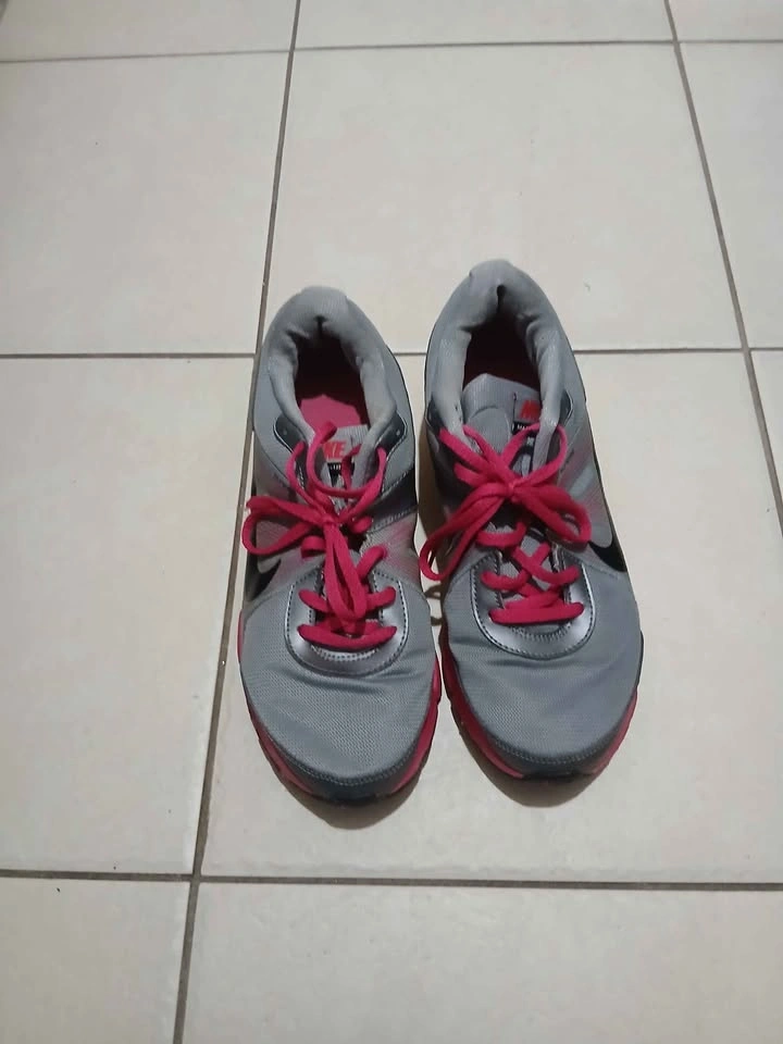 Size 10 Nike running shoes - photo 3