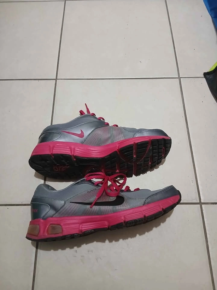 Size 10 Nike running shoes - photo 4