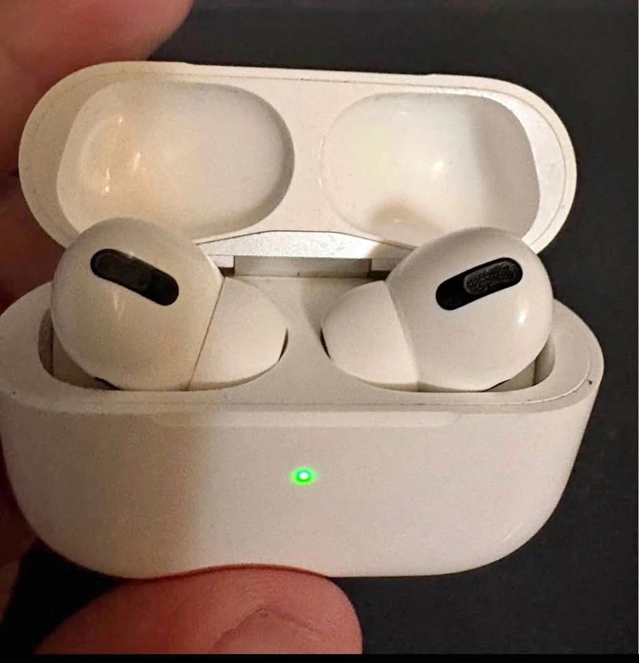 Apple AirPods Pro (1st Generation) – Great Condition