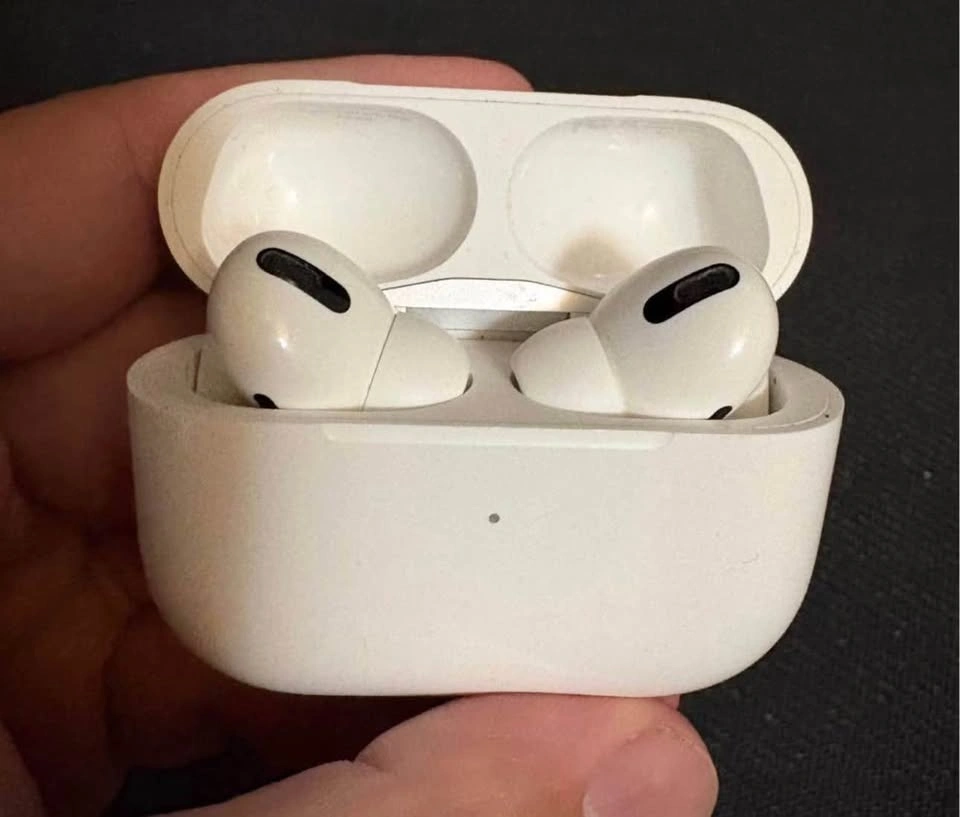 Apple AirPods Pro (1st Generation) – Great Condition - photo 3