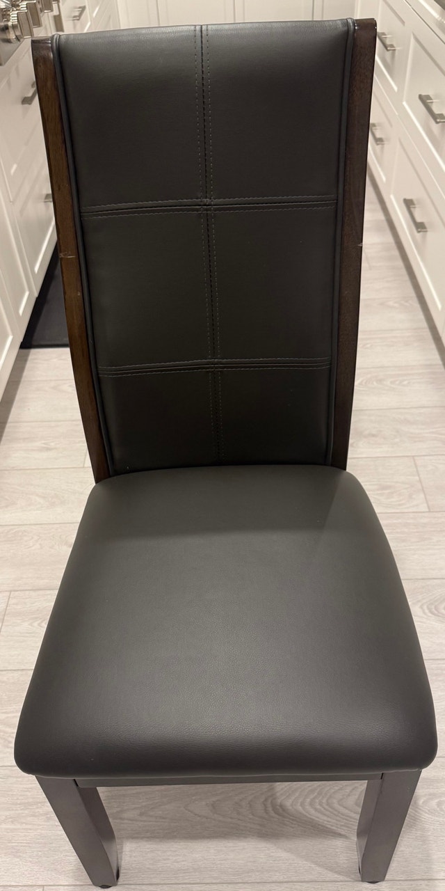 Dining Table & Chair Set (4) – Barely Used | Excellent Condition