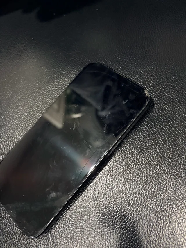 iPhone 15-small cracks image indicator(3)