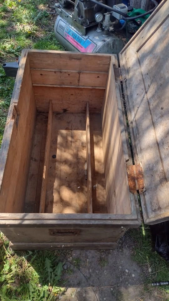 Old wooden tool box - photo 3