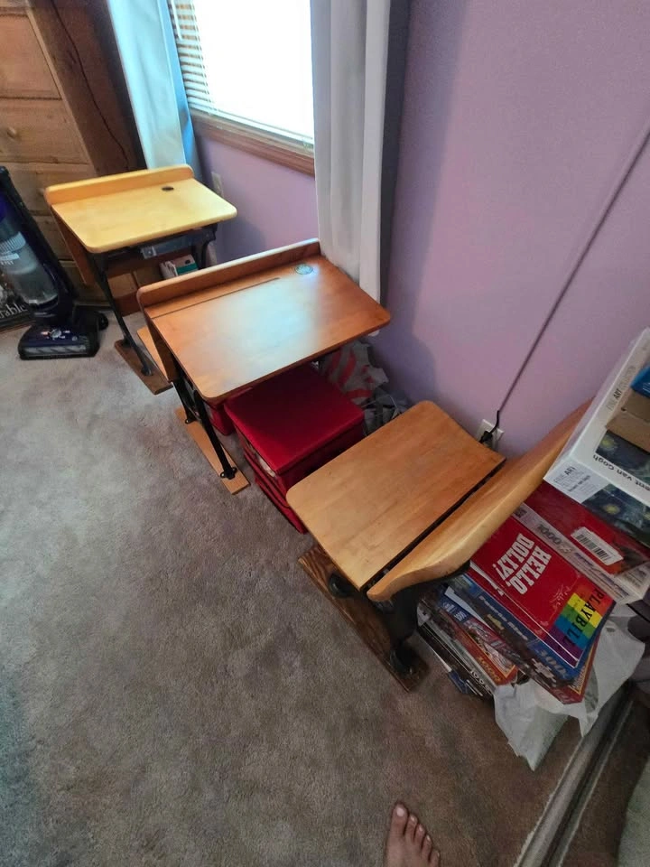 Old fashioned vintage school desks - photo 3