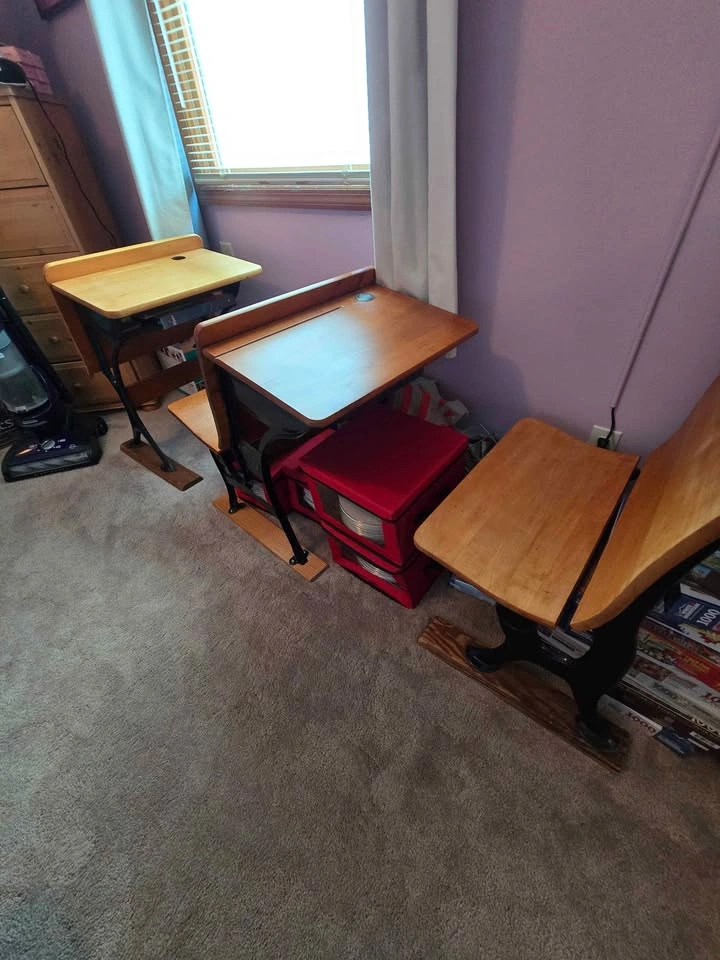 Old fashioned vintage school desks - photo 4