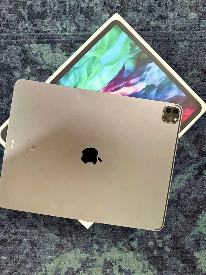 Apple iPad Pro 12.9” (4th Gen) – 128GB – Original Box & Charger