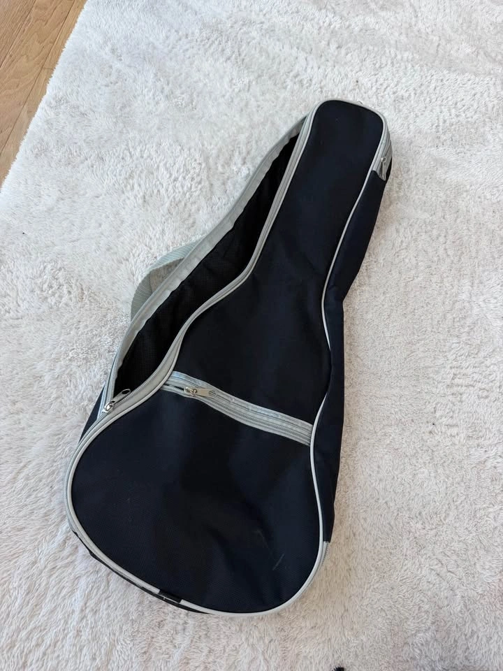 Ukulele with travel bag and tuner - photo 2