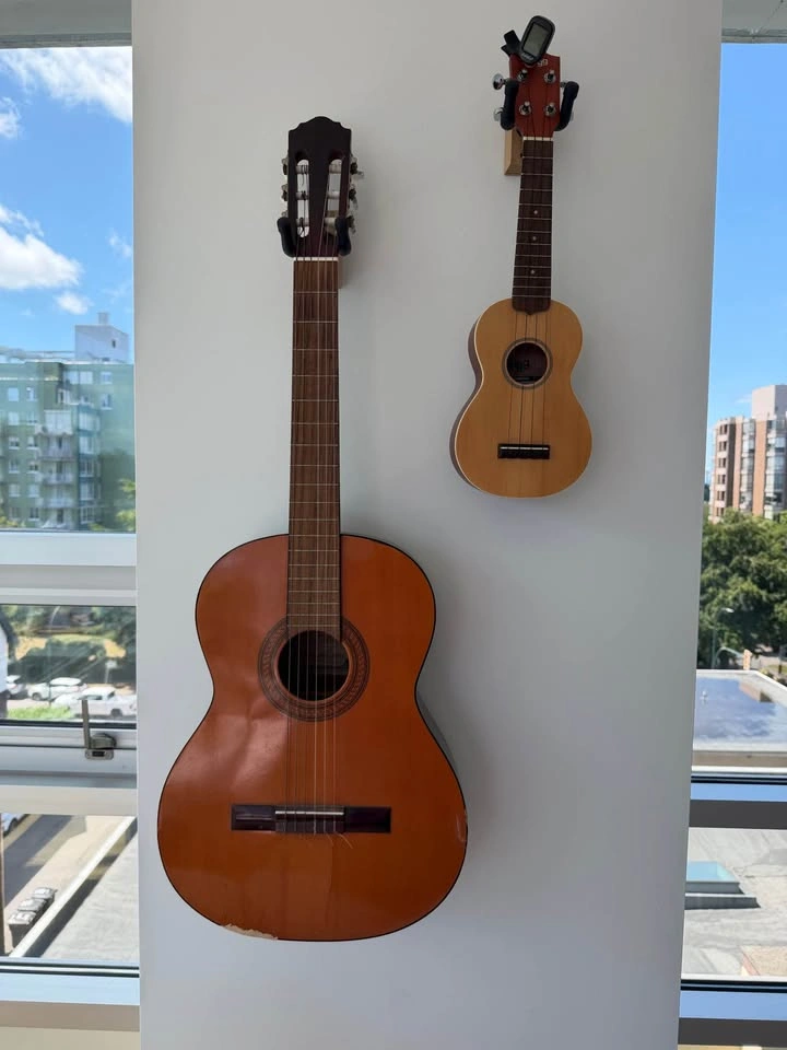 Ukulele with travel bag and tuner - photo 3