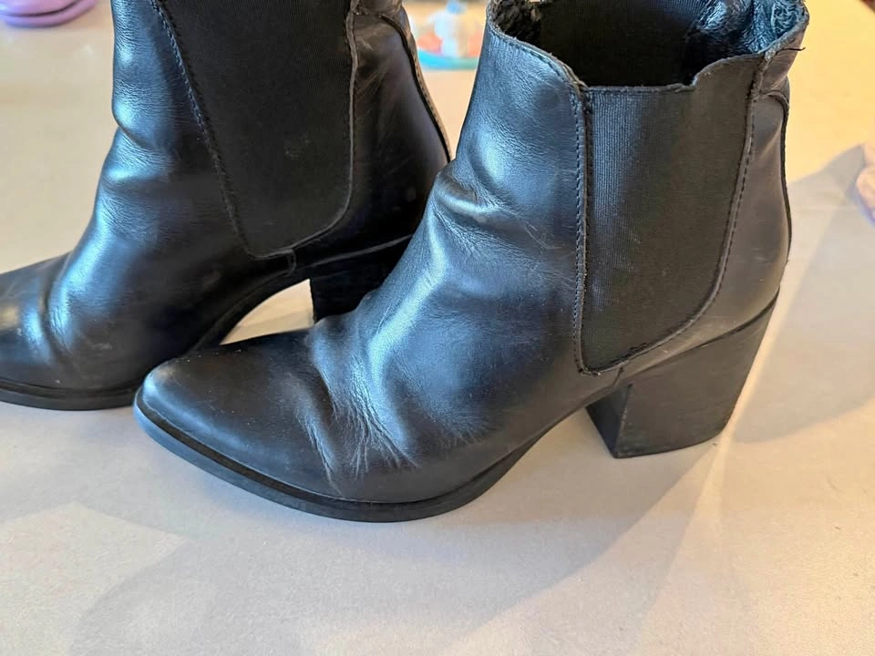 Short black leather boots size 10