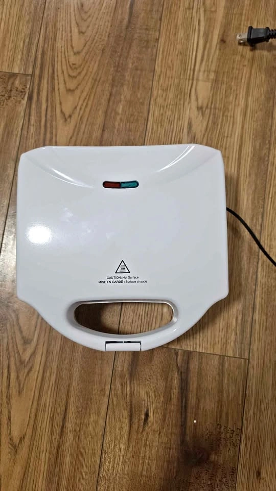 Compact 2-Slice Sandwich Maker / Pocket Toastie Press