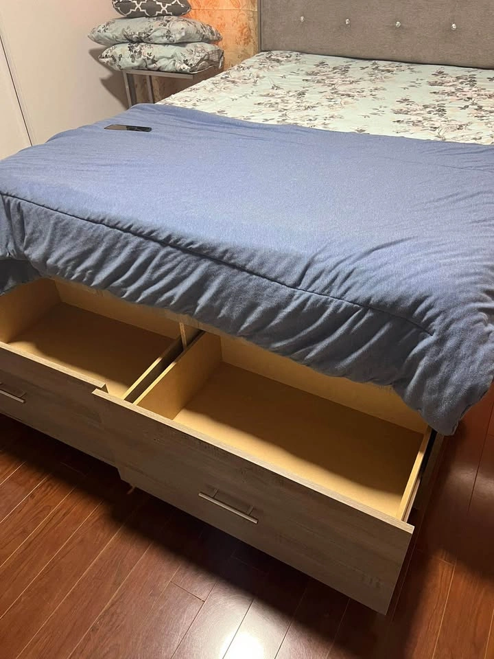 Queen size bed with mattress - photo 2