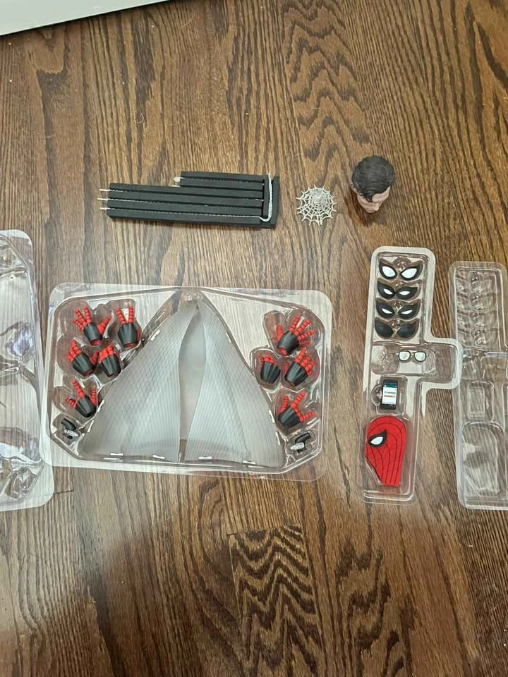 Spiderman far from home 1/6 figure - photo 3