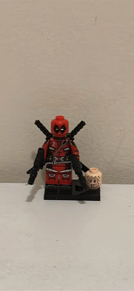 Deadpool Lego mini figure