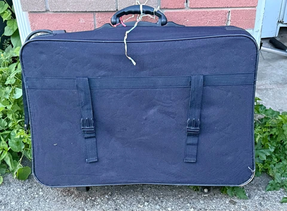 Heys Canada Navy Blue Rolling Suitcase – Large Softside Luggage