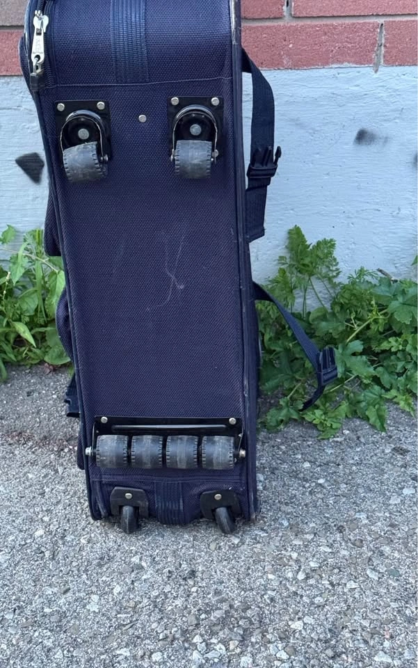 Heys Canada Navy Blue Rolling Suitcase – Large Softside Luggage - photo 4