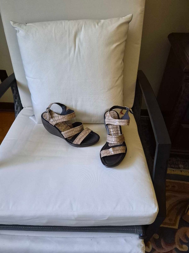 Donald Pliner Wedge Platform Sandals - photo 3