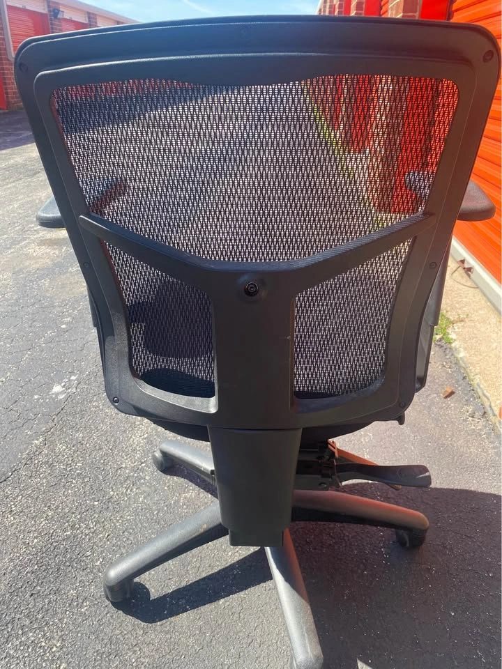 Quality Ergonomic Office Star Chair Retails $350 - photo 4